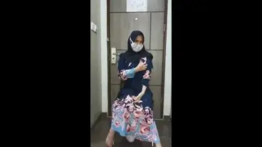 Ukhti Hijab Hitam Cantik Live Bersantai Kasur